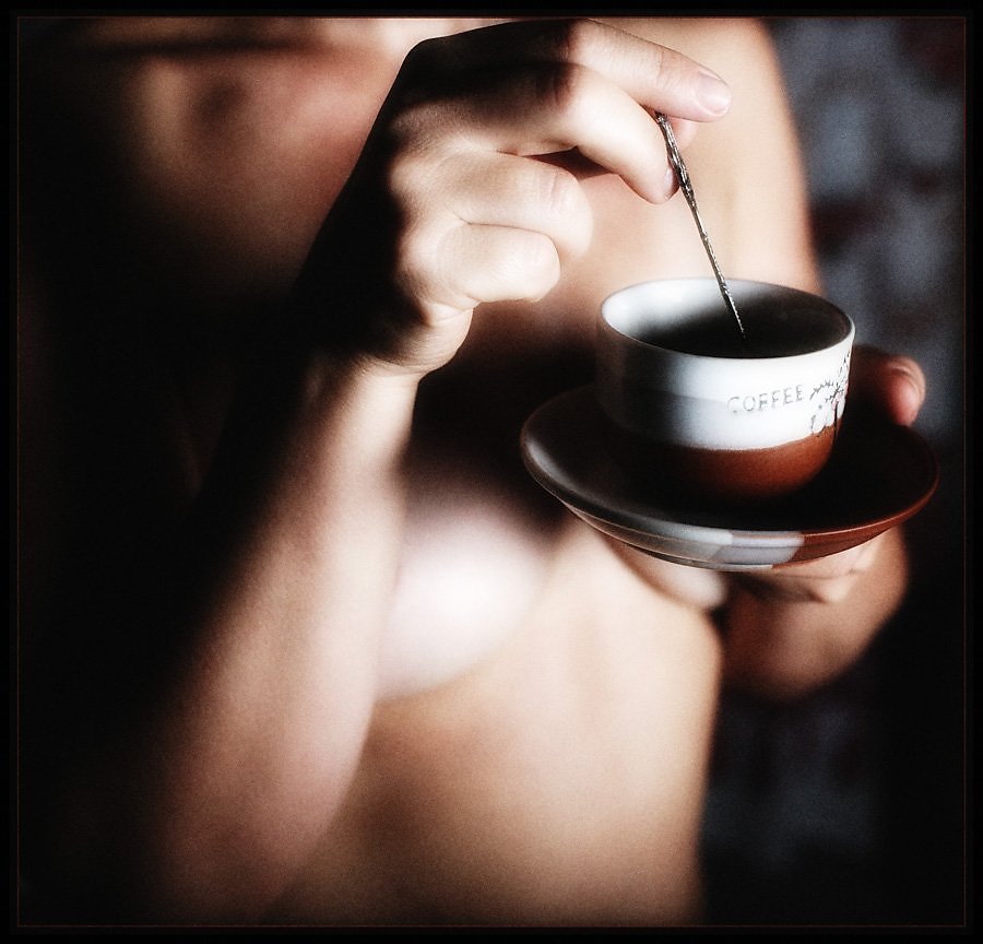 Брюнетка сняла трусики и после чашки крепкого кофе увлеченно начала показывать пикантные места крупным планом - Порно Фото