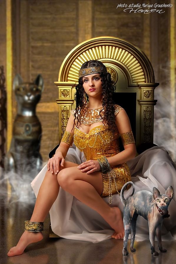 Милашка в образе египетской царицы совокупляется с другом на троне