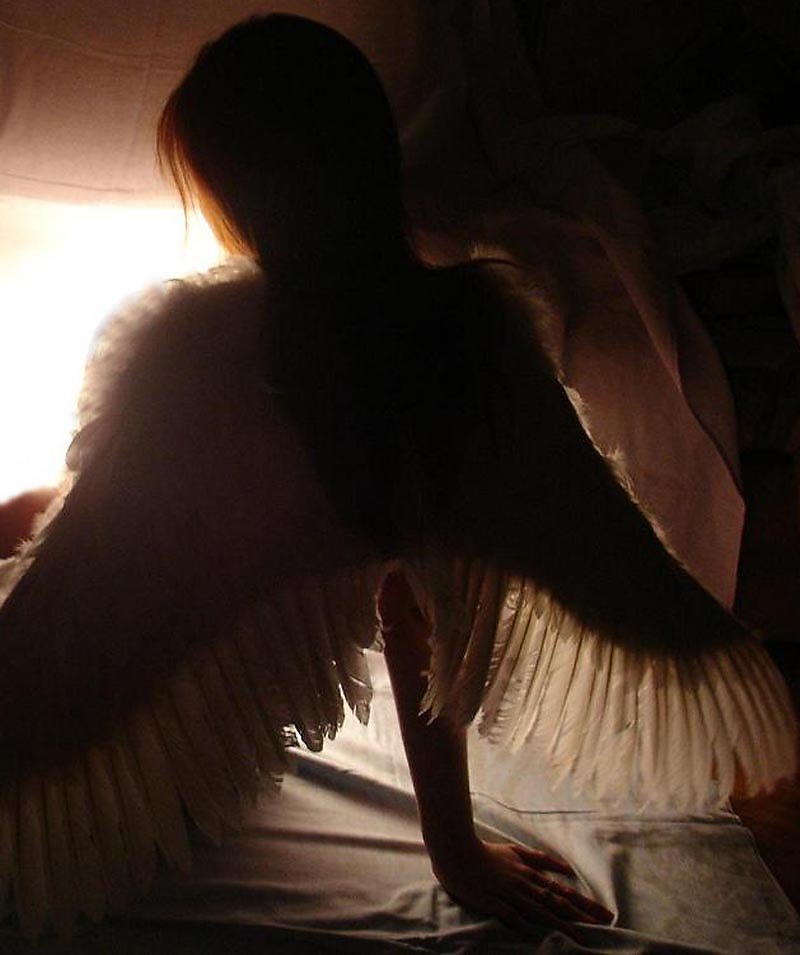 Девушка в образе чёрного ангела занимается мастурбацией возле свеч