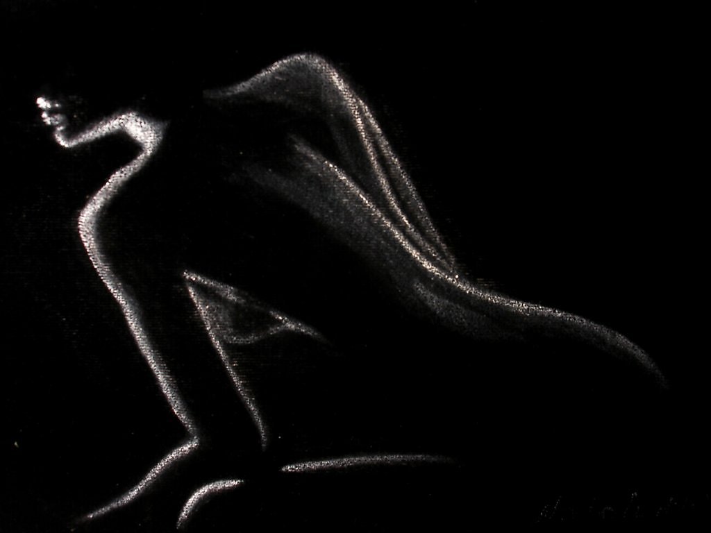 Мадемуазель показывает голое тело на черном диване