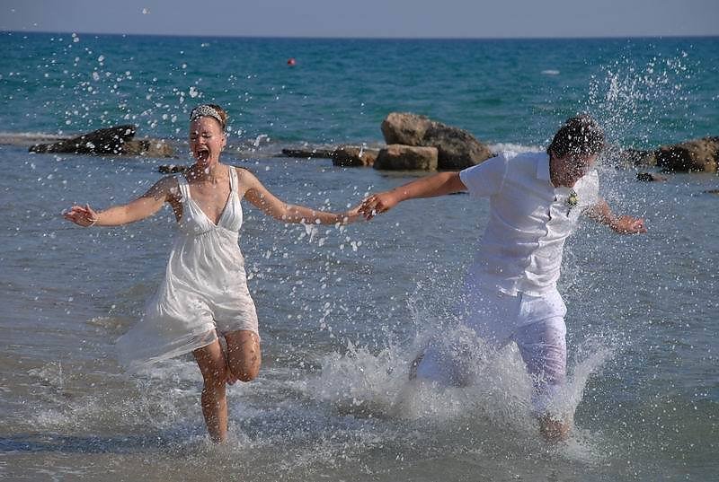 Интимные фото жены во время прогулки к морю в Испании