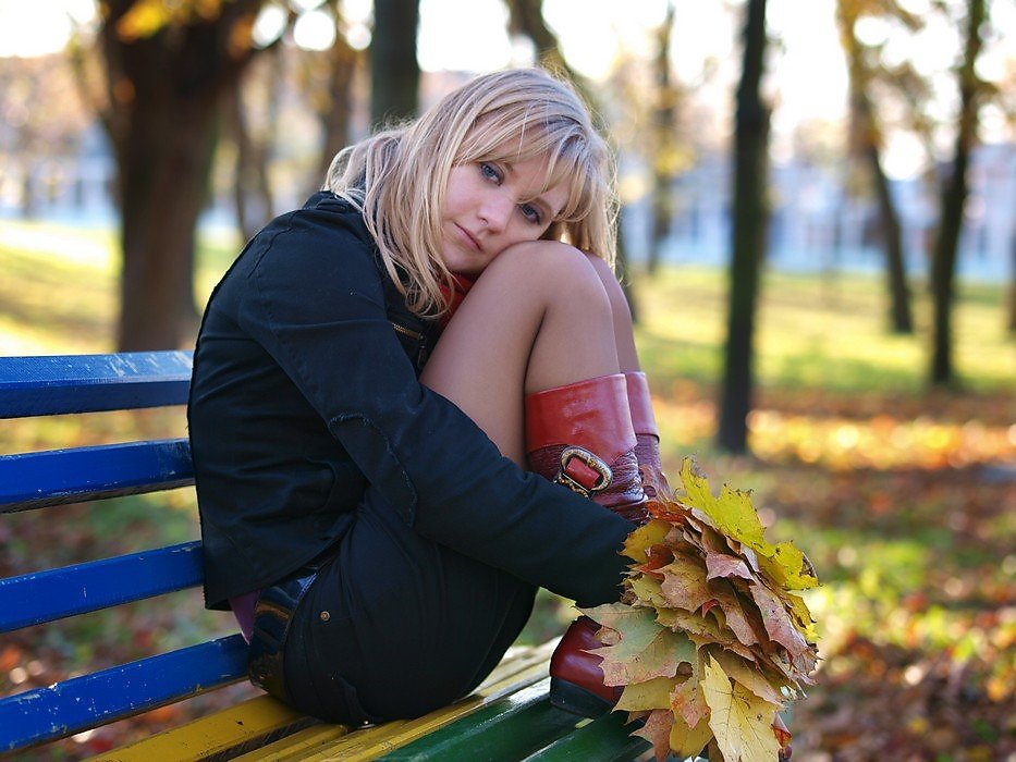 Блондинка в парке