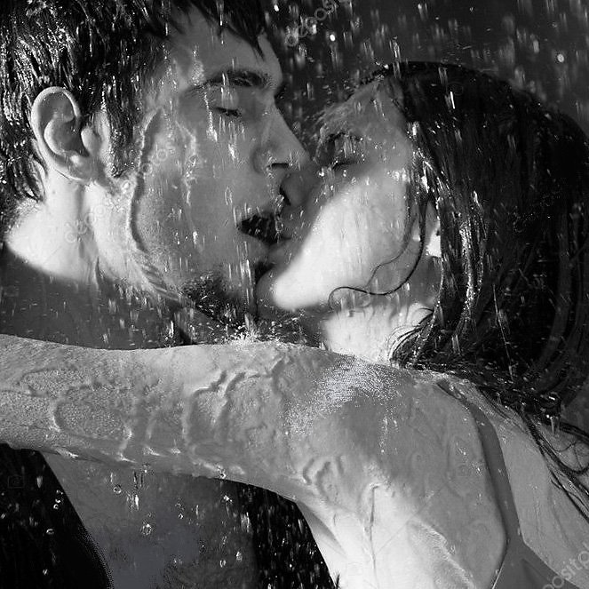 После поцелуев в душе красотка пососала мокрый член мужчины