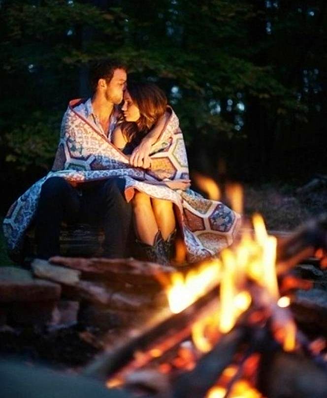 Лесбийский секс ночью на пикнике