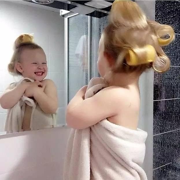 Девушка любуется собой в зеркало и ложиться теребить киску 