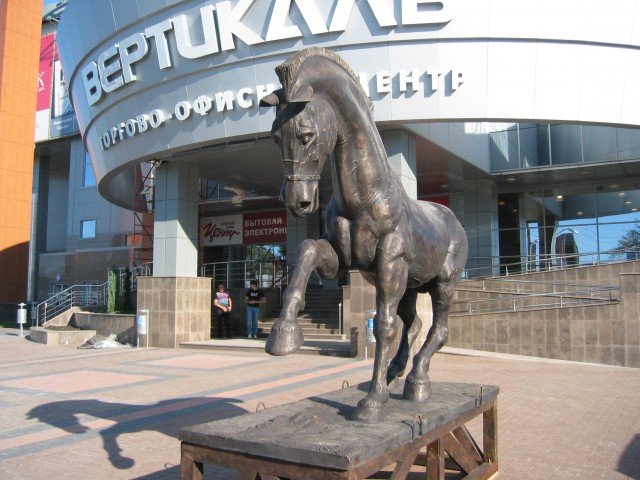 Самара коне. Лошадь в Самаре памятник. Конь в торговом центре. Памятники животных в Самаре.