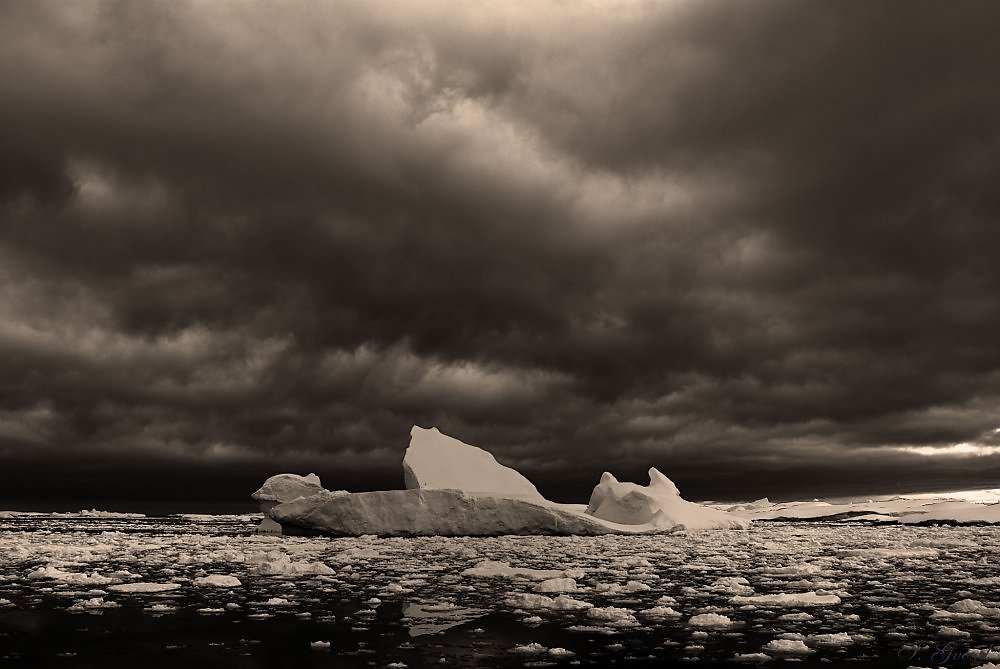 Storm arctic. Шторм в Антарктиде. Буря в Антарктике. Небо устало.