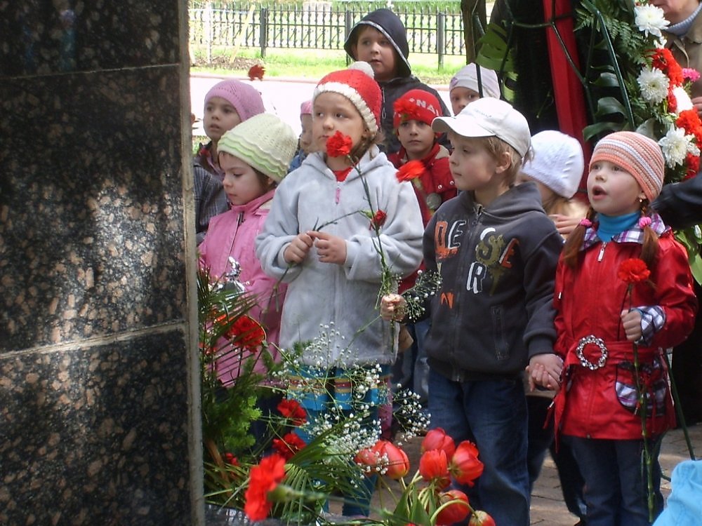 Картинка дети возлагают цветы к памятнику