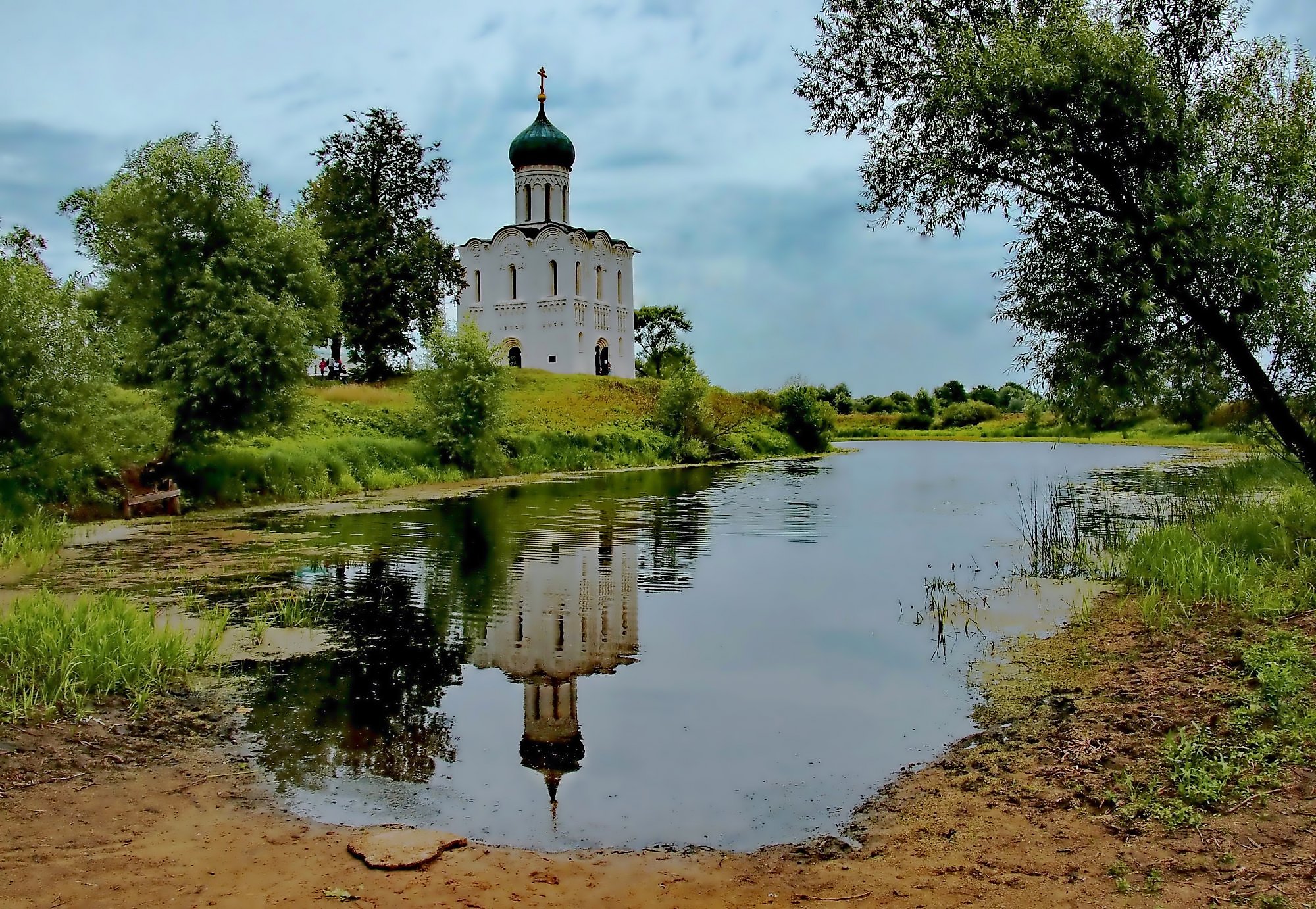 церкви с рекой