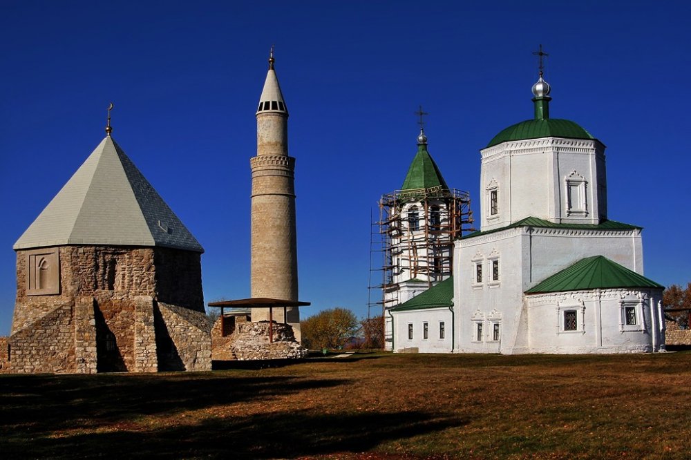 Город татария 7 букв. Булгары набережная. Булгари Казань. Древние города Булгар Кремль. Мечеть Булгар Чебоксары.