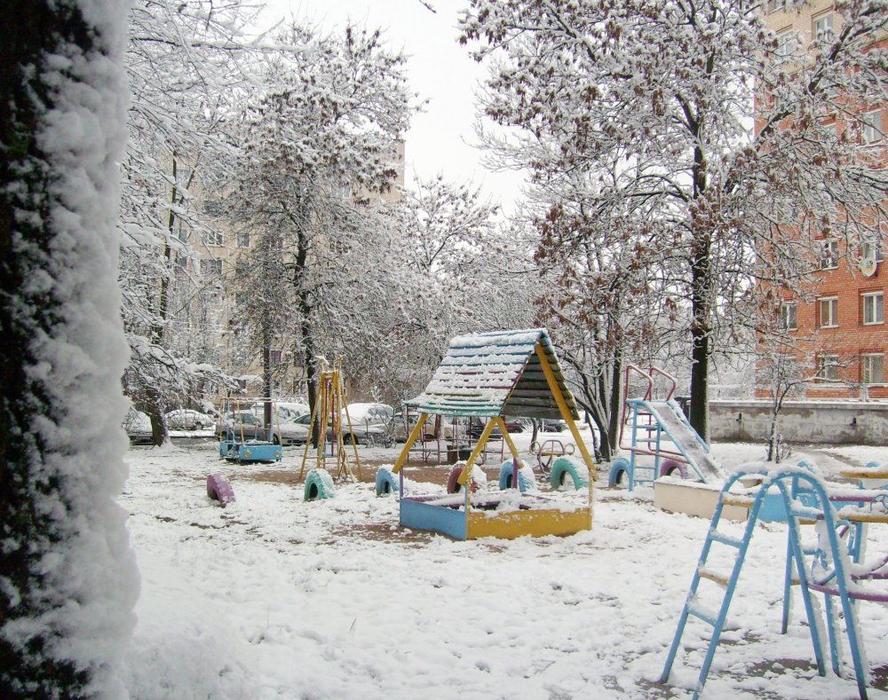 Погода дворе. Двор зимой. Зимний двор в городе. Зима во дворе. Городской двор зимой.