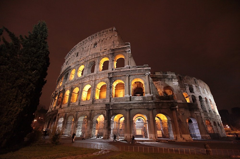 Колизей февраль. Вечерний Колизей в Риме. Ночной Колизей Рим. Колизей в Риме ночью.