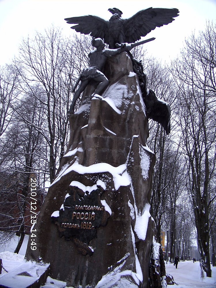 Орел смоленск. Памятник с орлами Смоленск зима. Памятники Смоленска зимой. Реконструкция памятника с орлами Смоленск. Памятник Орел Свентошув.