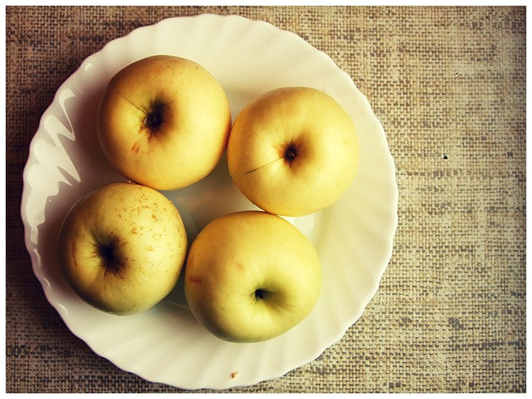 Four apples. Блок для тарелок. Яблоко на тарелке. Четыре яблока. Яблоки лежат на тарелке.