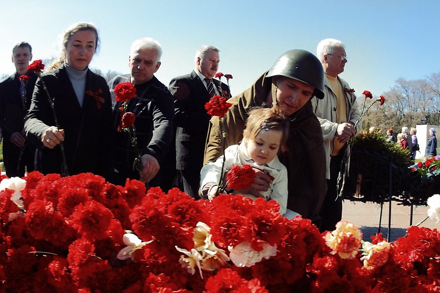 Картинки поклонимся и мертвым и живым