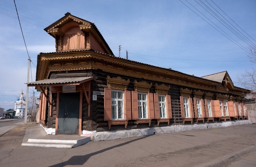 В улан удэ недорого. Верхнеудинск Улан Удэ деревянное зодчество. Усадьба Бутырина Улан Удэ. Город Улан-Удэ усадьба купца Белова. Центр города Улан Удэ бараки.