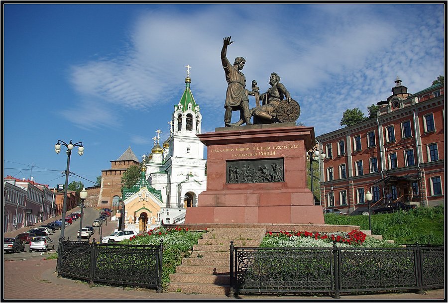 Памятник минину и пожарскому в новгороде. Памятник Пожарскому в Нижнем Новгороде. Минин и Пожарский Нижний Новгород. Памятник Кузьме Минину и Дмитрию Пожарскому в Нижнем Новгороде. Минин и Пожарский памятник в Нижнем.