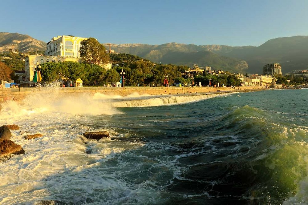 Погода в ялте вода. Ялта климат. Ялта в октябре. Ялта в октябре фото.