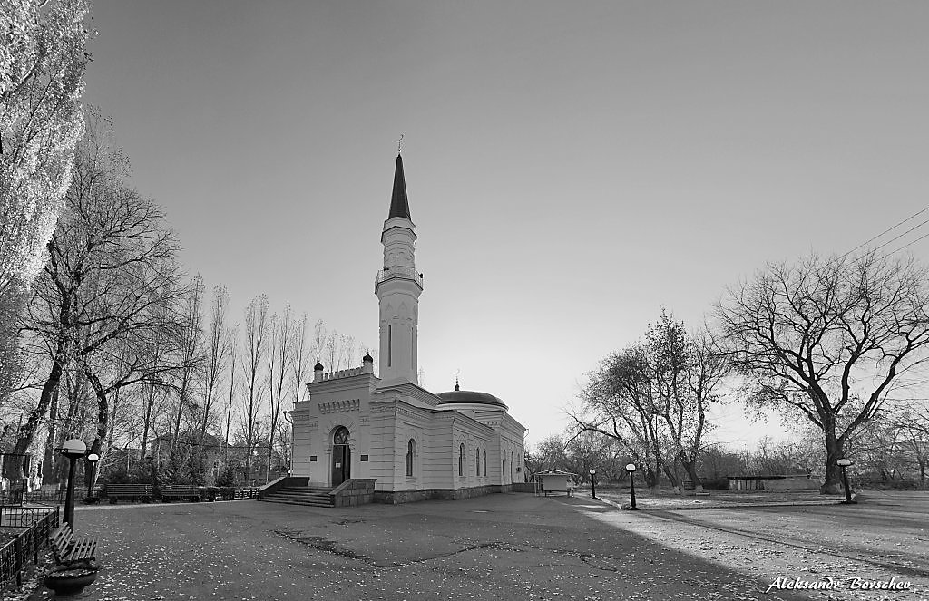 Белая мечеть томск. Белая мечеть на Кавказе. Мечеть в Черкесске. Центральная мечеть Черкесск. Мечеть днем.