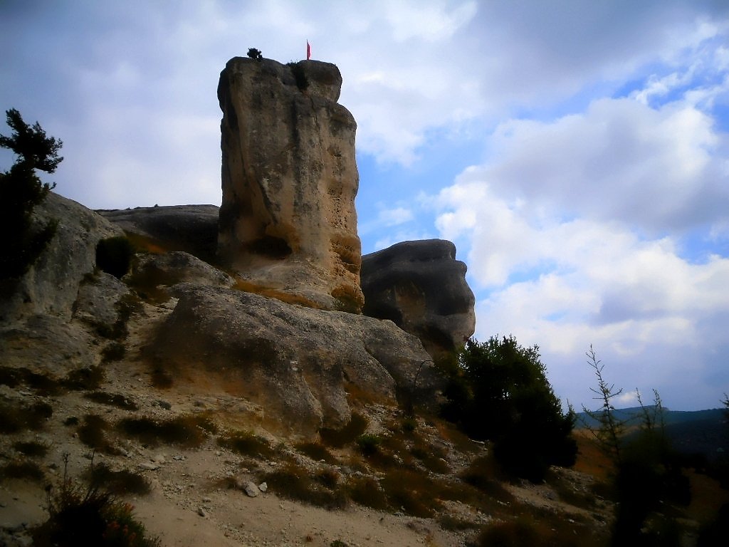 Сфинкс в крыму. Крымские сфинксы Бахчисарай. Каменные сфинксы Бахчисарай. Сфинкс Бахчисарай горы. Гора сфинкс в Крыму.