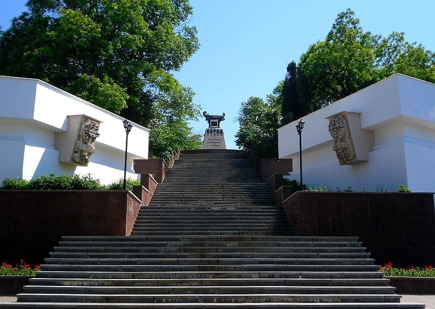 Памятник казарскому в севастополе фото