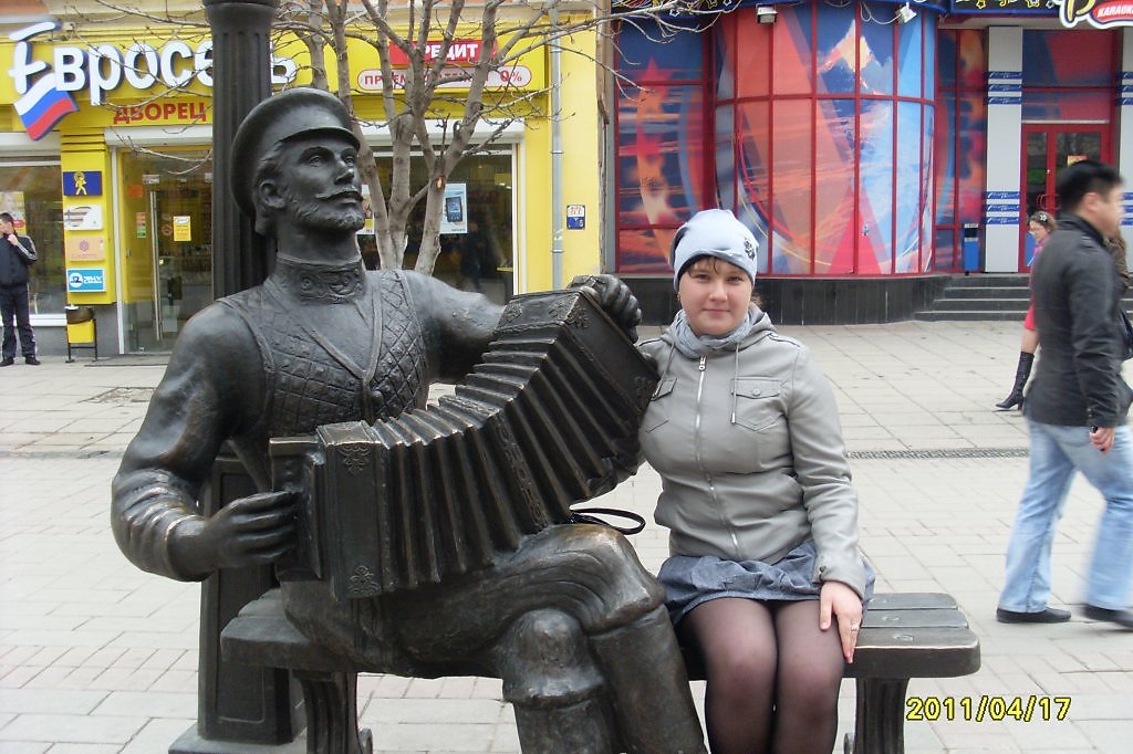 Огней на улицах саратова. Огней так много золотых на улицах Саратова. Памятник холостому парню в Саратове. Огней так много золотых Саратов. Саратов памятник женатому.