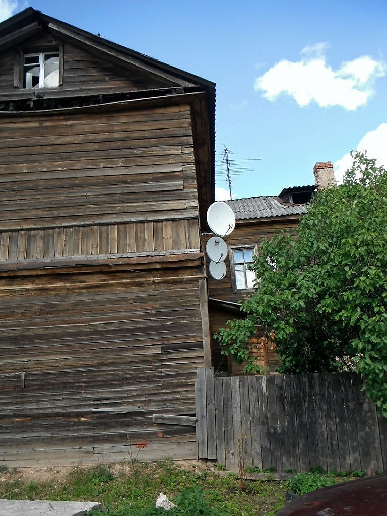 Гатчина, закрытый (бомжовский) дом с тарелками. - Фотография - Город