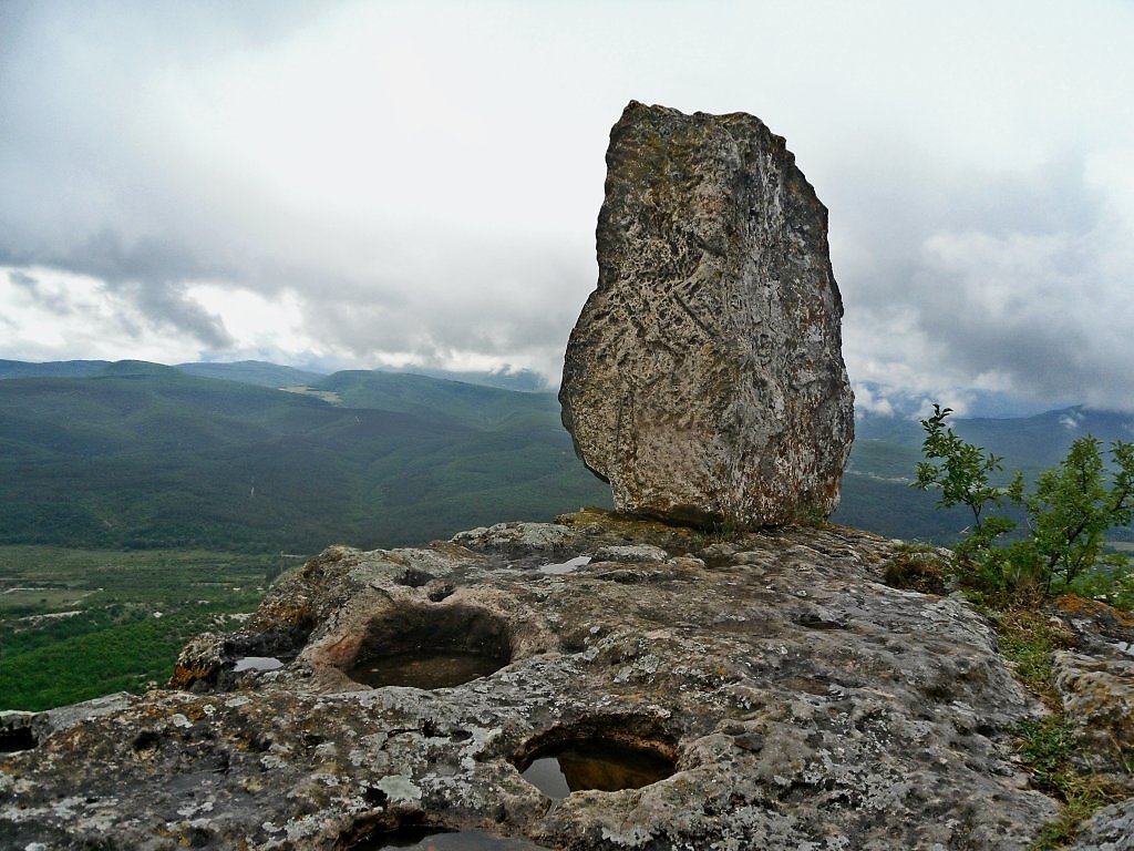 Крым 15. Тепе Кермен Солнечный камень. Пирезанский камень Крым. Крымский валун. Камни Крыма.