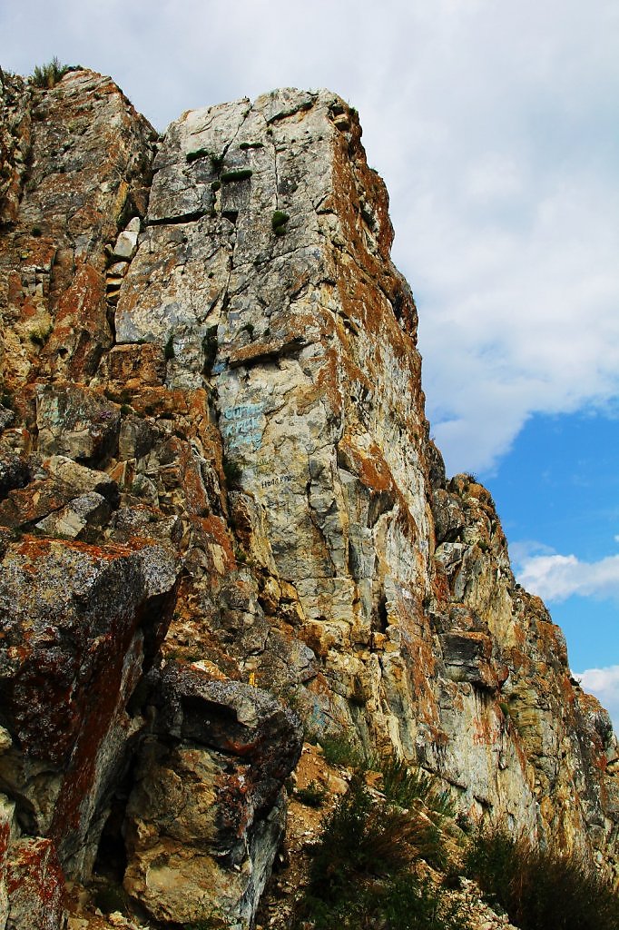 Камень на скале