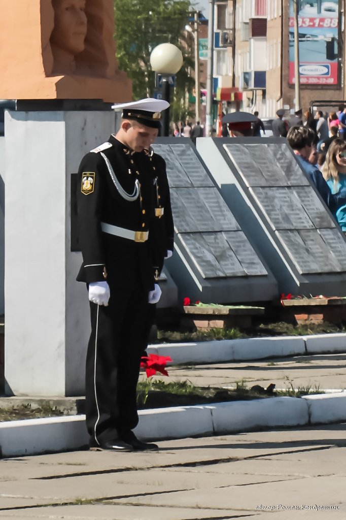 Песня служба идет. Толстый спящий офицер картинка.