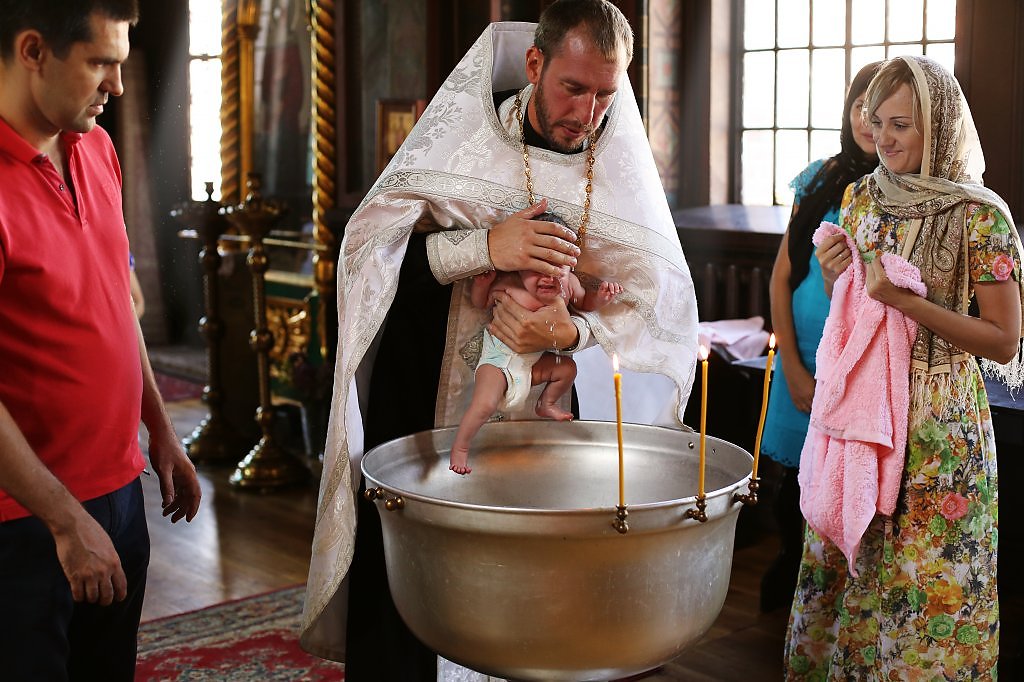 Обязательно крестные при крещении
