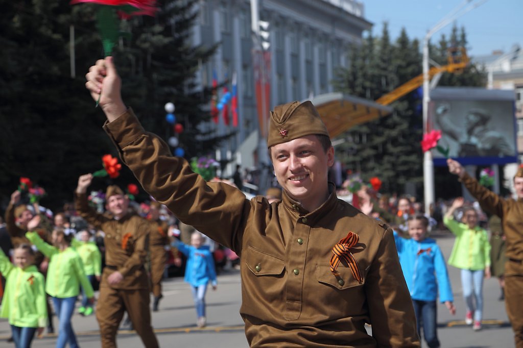 Кемерово победа. 9 Мая Кемерово. Репортажная фотография 9 мая. День Победы 9 мая 1945 года в Кемерово. Военные 9 мая Кемерово.