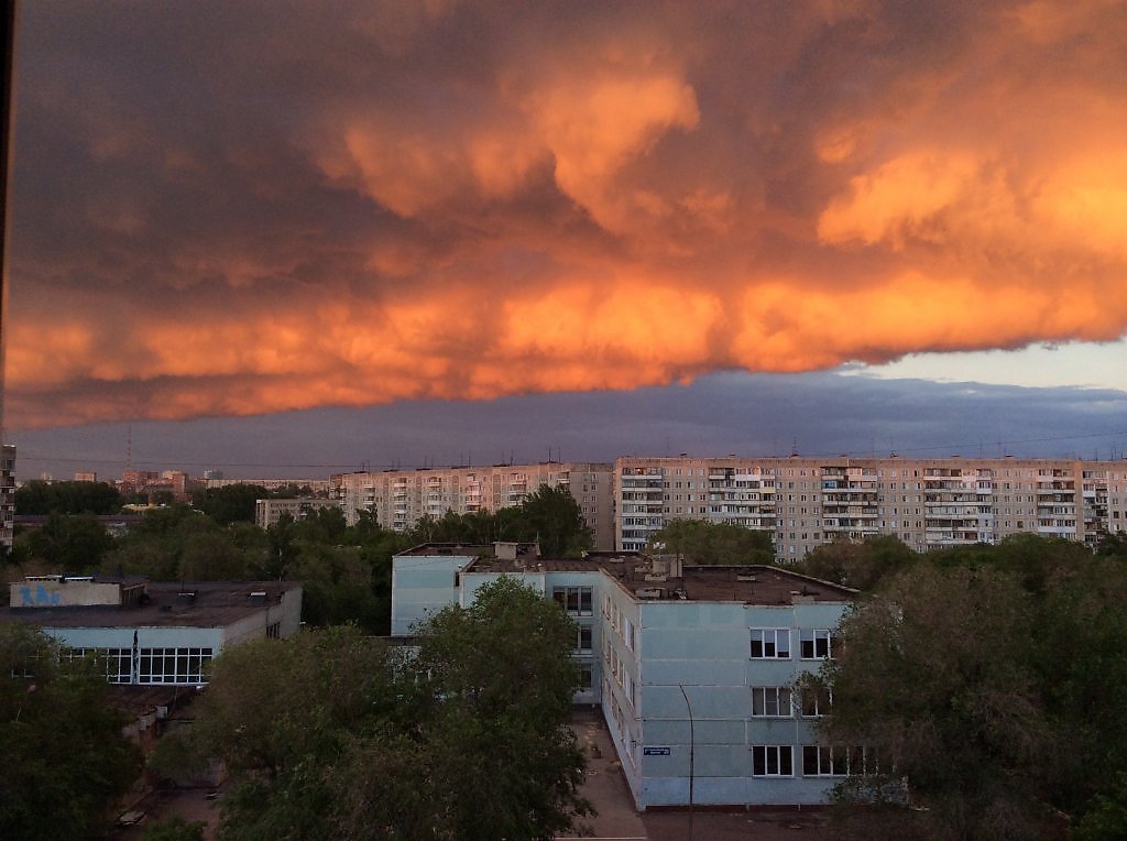 Над городом слушать