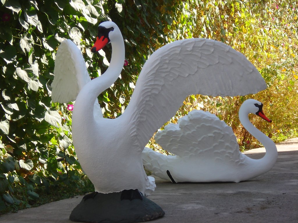 Оригинальная садовая фигура в виде лебедя издавна символизирует гармонию и самоотдачу