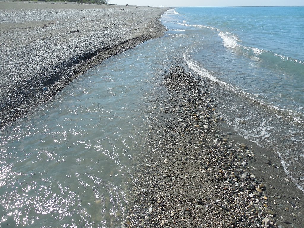 Реки попадают сразу в оба моря. Бзыбь впадает в море. Река Псоу впадает в море. Река Бзыбь впадает в черное море. Псоу впадает в черное море.