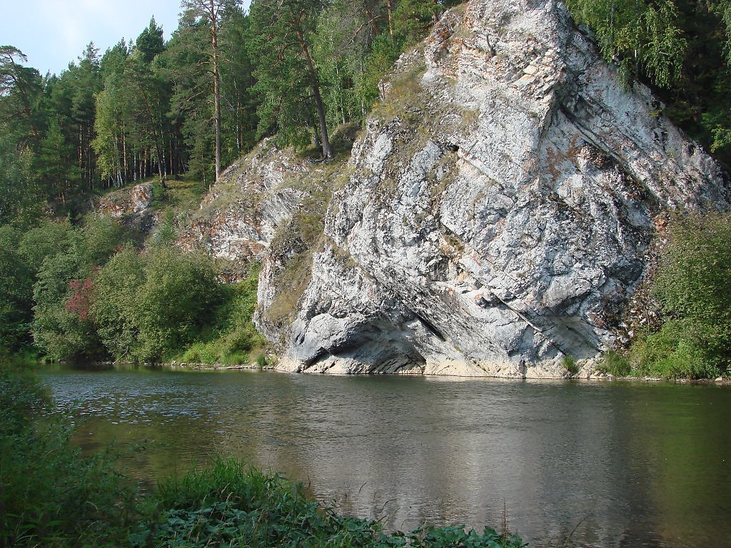 Уральские интернет. Чусовой горы. Скала Молоков на Чусовой. Камень Молоков на Чусовой. Чусовая город.