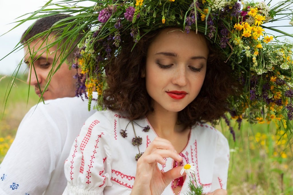 Картинки девушка гадает на ромашке