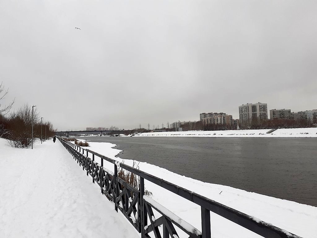 Москва замерзает. Замерзшая Москва река. Москва река зимой замерзает. Москва река зимой. Замершая Москва.